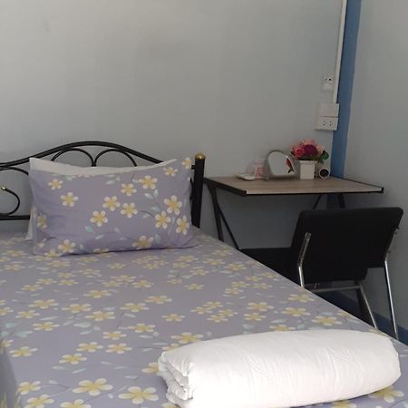 Baansu Hostel Bangkok Exterior photo