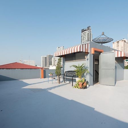 Baansu Hostel Bangkok Exterior photo