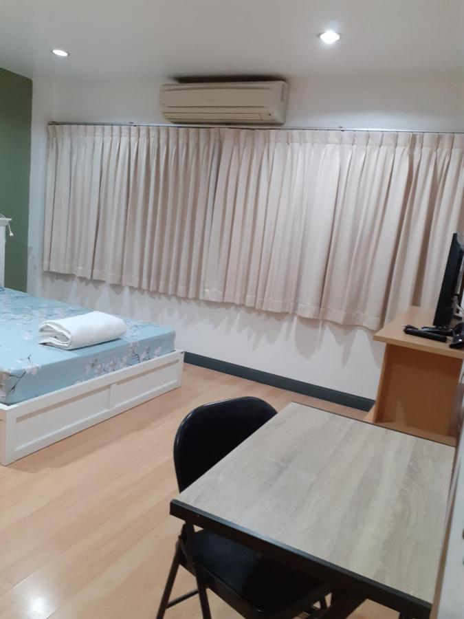 Baansu Hostel Bangkok Exterior photo