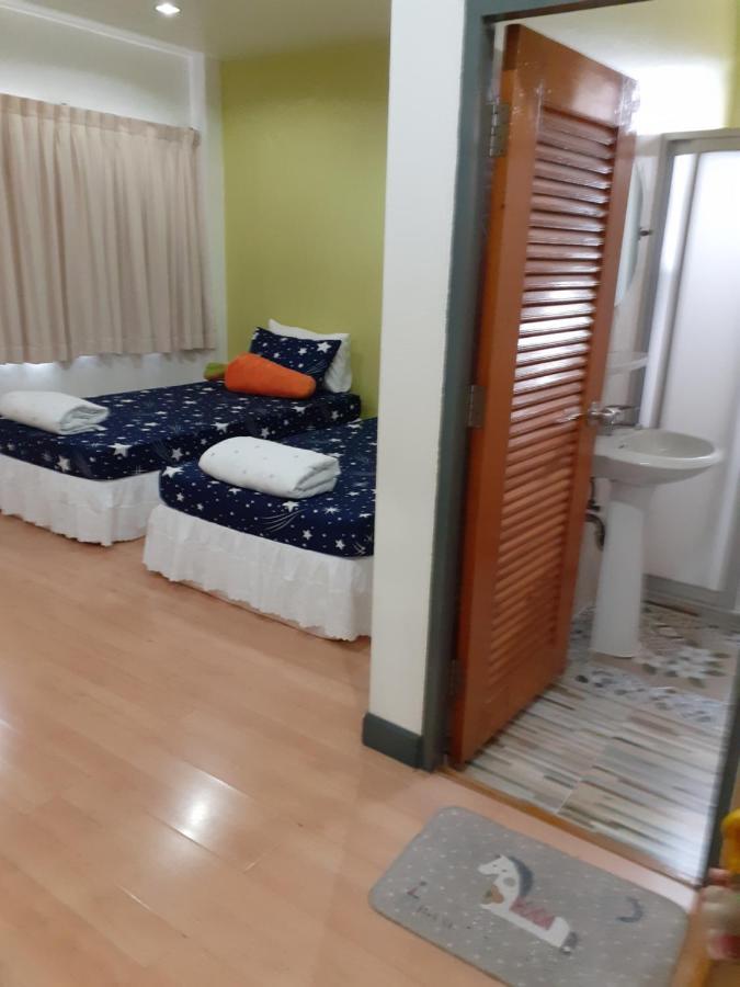 Baansu Hostel Bangkok Exterior photo