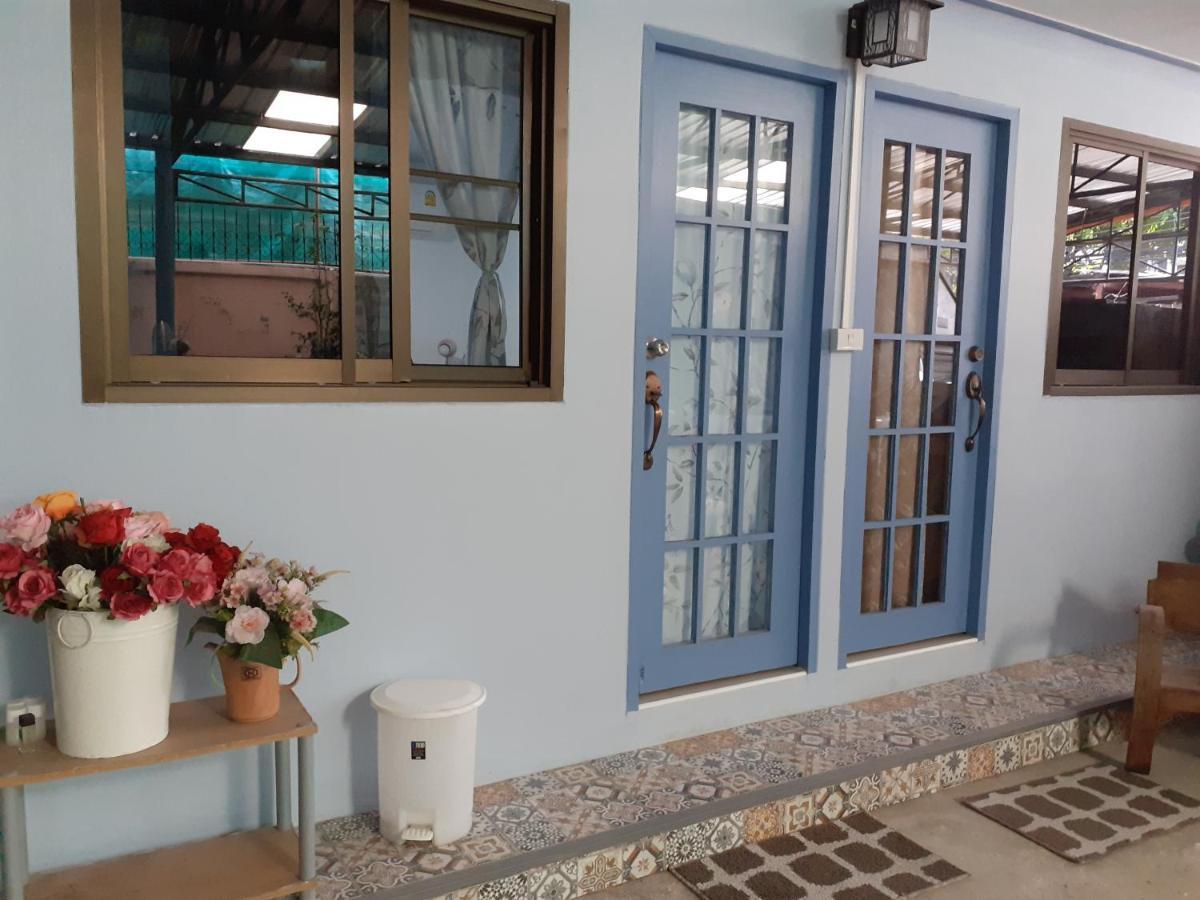 Baansu Hostel Bangkok Exterior photo