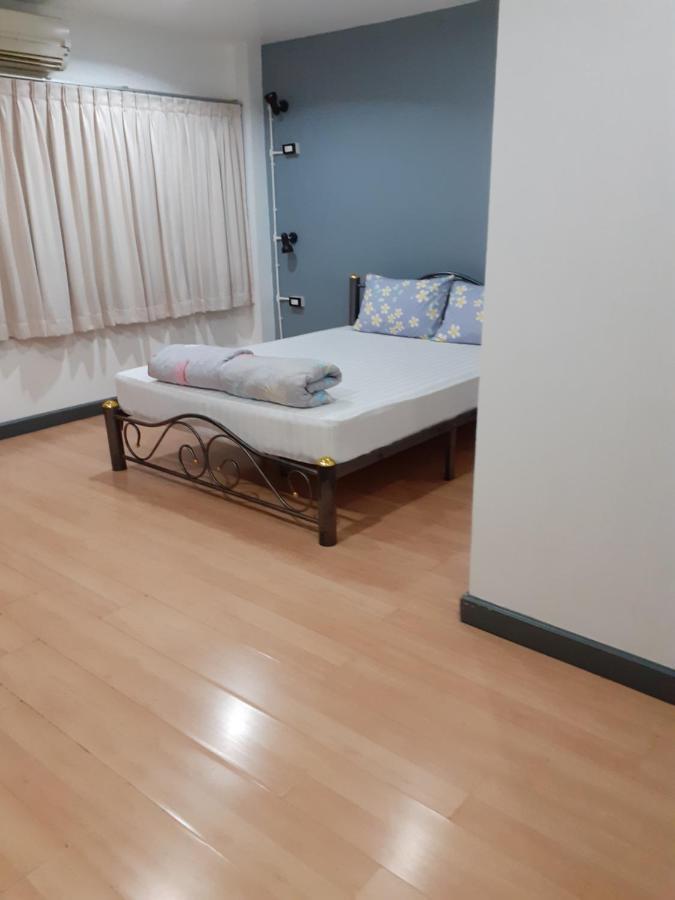 Baansu Hostel Bangkok Exterior photo