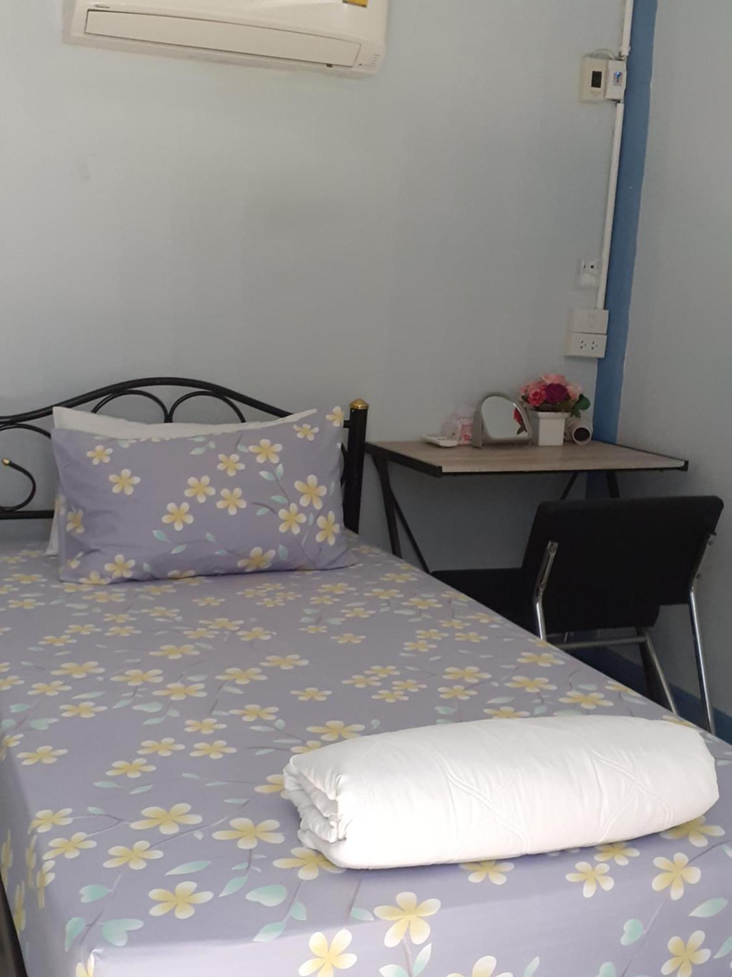 Baansu Hostel Bangkok Exterior photo