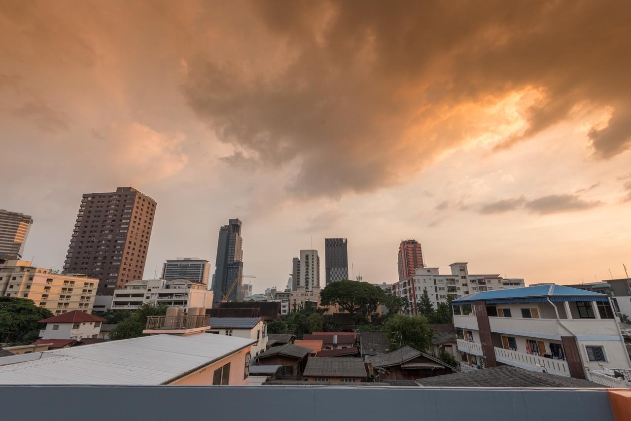 Baansu Hostel Bangkok Exterior photo