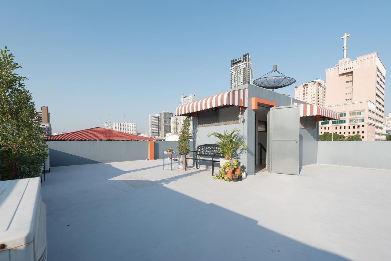 Baansu Hostel Bangkok Exterior photo